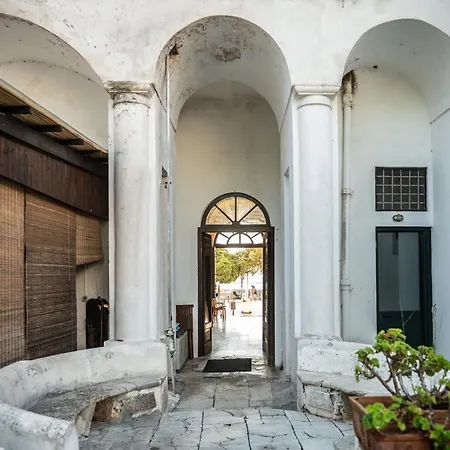 Palazzo Caputo * サンタ・マリア・アル・バーニョ